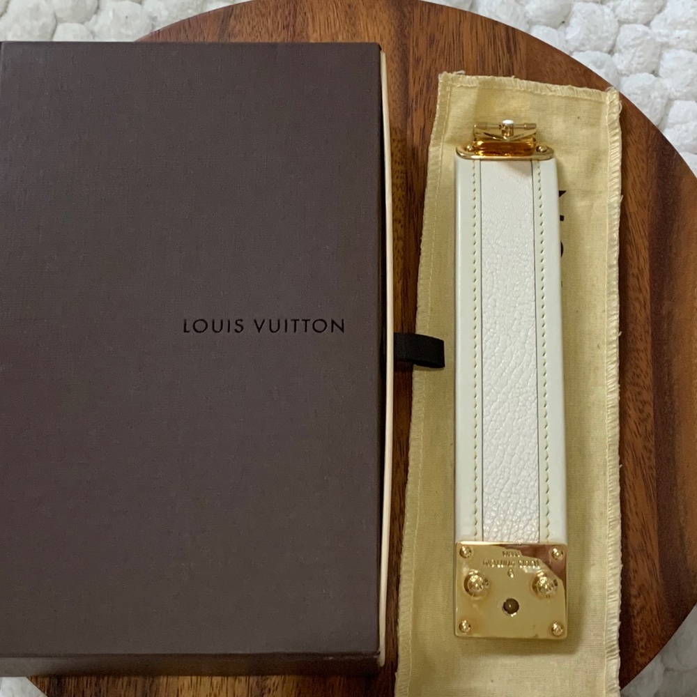 Louis Vuitton Suhali leather cuff bracelet - Picture 7 of 8